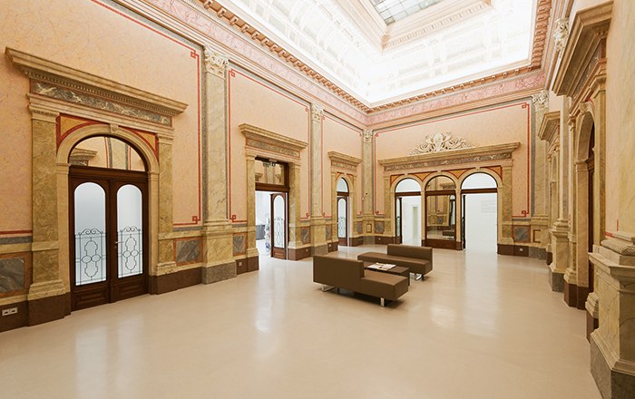 Arnulf Rainer Museum, © Arnulf Rainer Museum/Rainer Mirau Innenansicht des Arnulf Rainer Museums mit eleganter Architektur und Sitzgelegenheiten.