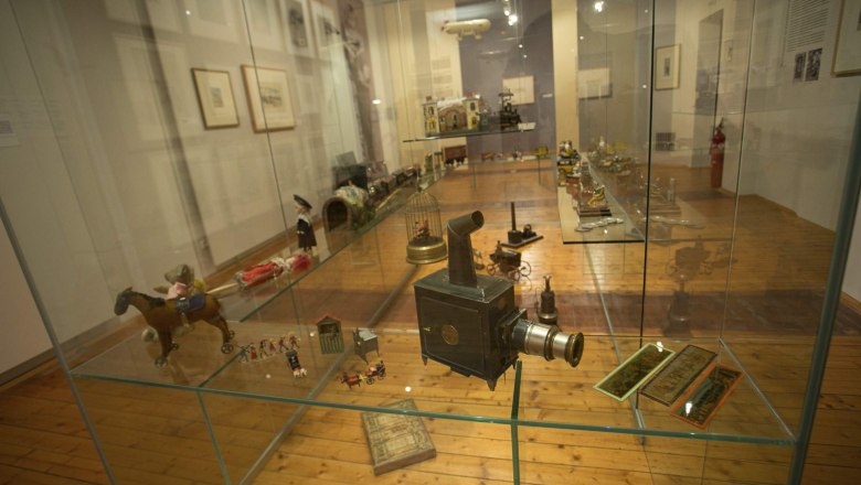 Schiele Museum, © Egon Schiele Museum, Daniel Hinterramskogler Ausstellung im Schiele Museum mit antiken Spielzeugen und Geräten in einer Glasvitrine.