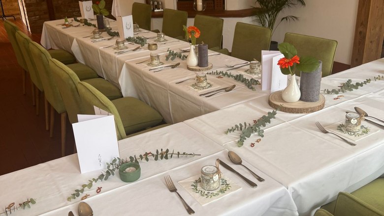 Kaminstueberl im Aggsteinerhof, © Daniels Elegantes Restaurant mit gedecktem Tisch, grünen Stühlen und Kamin.