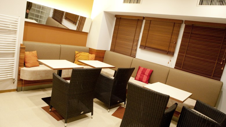 Wellness, © Hotel Klaus Gemütlicher Lounge-Bereich mit Sofas, Tischen und Stühlen.