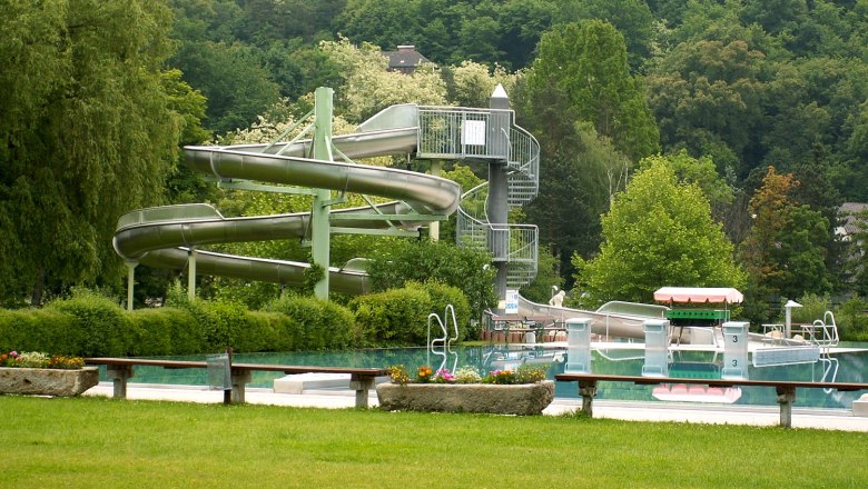 Garser Erlebnisbad, © Gemeinde Gars Ein Freibad mit Rutsche und Pool, umgeben von Bäumen.