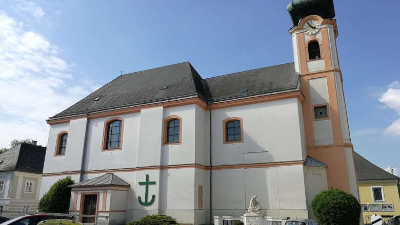 Pfarrkirche Würmla, © Roman Zöchlinger Pfarrkirche Würmla mit Uhrturm und parkenden Autos.