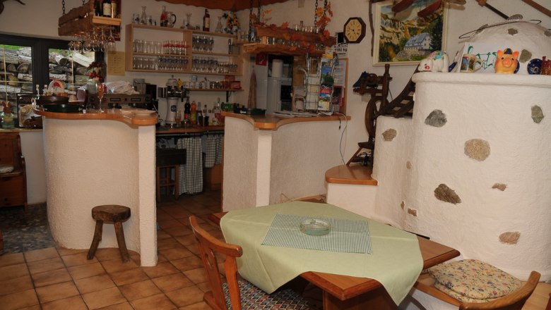 Edelweisshütte Rax, © Edelweisshütte, Foto Andrea Pazman Gemütliche Berghütte mit rustikaler Einrichtung und Barbereich.