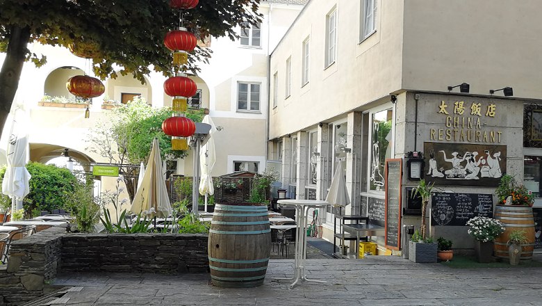 Tai-Yang, Chiu Box, © Roman Zöchlinger Ein chinesisches Restaurant mit roten Laternen und Außenbereich.