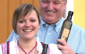 Ölmühle Süss, © Ing. Johann Süss Zwei Personen halten Flaschen mit dem Etikett 'Ölmühle Süss'.