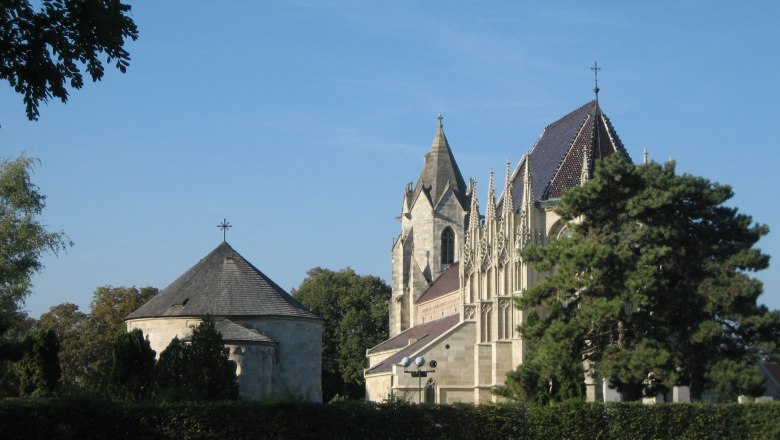 Marienkirche Bad Deutsch-Altenburg, © Marktgemeinde Bad Deutsch-Altenburg Marienkirche in Bad Deutsch-Altenburg mit blauem Himmel und Bäumen im Vordergrund.
