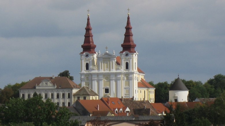 Kirche, © Dr. Josef Glasl Barockkirche mit zwei Türmen und umliegenden Gebäuden.