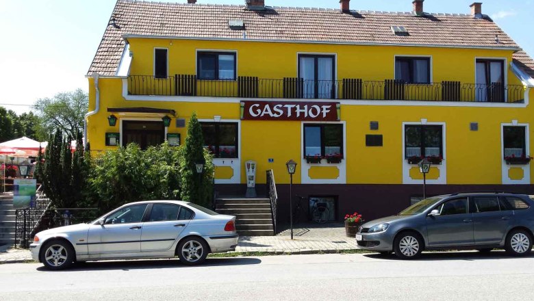 Hausansicht, © © GH Prinz Eugen Gelbes Gebäude mit der Aufschrift 'Gasthof', zwei Autos davor geparkt.