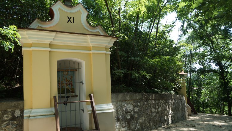 Kalvarienberg "Heiliger Berg", © Marktgemeinde Staatz Kalvarienberg Station XI in Staatz, umgeben von Bäumen.