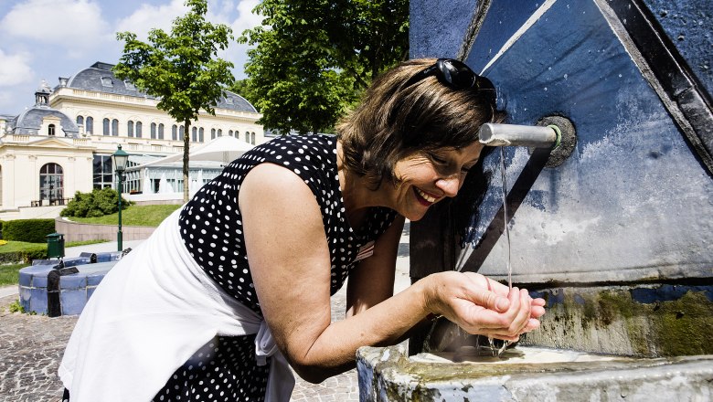 Christine Triebing-Löffler trinkt aus Thermalbrunnen