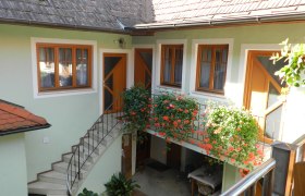 Innenhof Winzerhof Mörtinger, © Familie Mörtinger Innenhof mit Treppe, Blumen und Tisch.