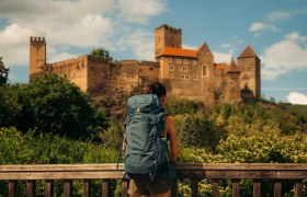 Thayatalweg 630, © Waldviertel Tourismus, Melanie Többe Wandererin, die zur malerischen Burg Hardegg schaut