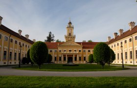 Schloss Jaidhof, © Gemeinde Jaidhof Schloss Jaidhof mit gelber Fassade und Turm, umgeben von gepflegtem Garten.