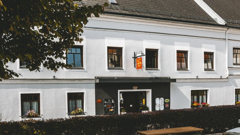 Wirtshaus in Mank, © Niederösterreich Werbung/David Schreiber Ein traditionelles Wirtshaus in Mank mit weißen Wänden und Blumenkästen an den Fenstern.
