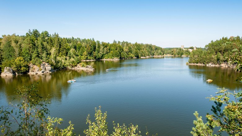 Kampsee Ottenstein, © Waldviertel Tourismus, Studio Kerschbaum Ein ruhiger See mit umgebenden Wäldern und mehreren Booten auf dem Wasser.