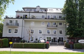 TDR-Hotel aussen, © Nibelungenhof an der Donau Hotelansicht von aussen mit grüner Wiese im Vordergrund und blauem immel
