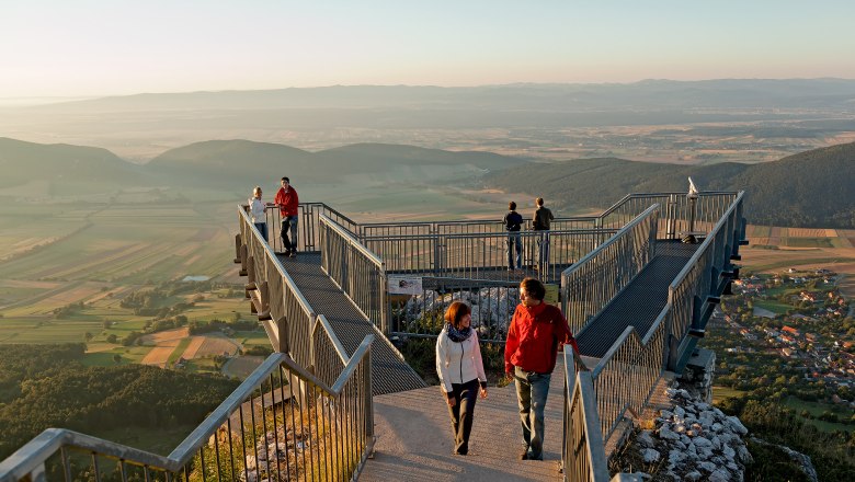 Skywalk Hohe Wand, © Wiener Alpen, Foto: Franz Zwickl Menschen auf dem Skywalk Hohe Wand mit Blick auf die Landschaft.