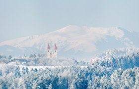 Wallfahrtskirche Maria Schnee, © Wiener Alpen, Foto: Franz Zwickl Winterlandschaft mit Kirche und Bergen im Hintergrund.
