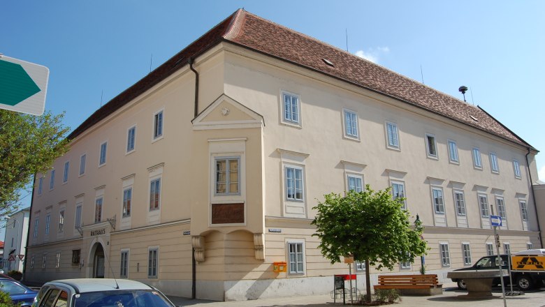 Stadtgemeinde Horn, © Stadtgemeinde Horn Ein großes, helles Gebäude mit roten Dachziegeln und vielen Fenstern, beschriftet mit 'Rathaus'.
