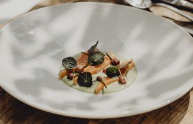 Lachsforelle, Kapuzinerkresse-Creme, Kapuzinerkresse, Schnittlauchknospen, © Niederösterreich Werbung/Sophie Menegaldo Ein Teller mit Lachsforelle, Kapuzinerkresse-Creme, Kapuzinerkresseblättern und Schnittlauchknospen.