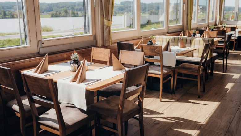 Donaublick von Gastzimmer und Terrasse, © Niederösterreich Werbung/Daniela Führer Helles Restaurant mit Holzmöbeln und Blick auf die Donau.