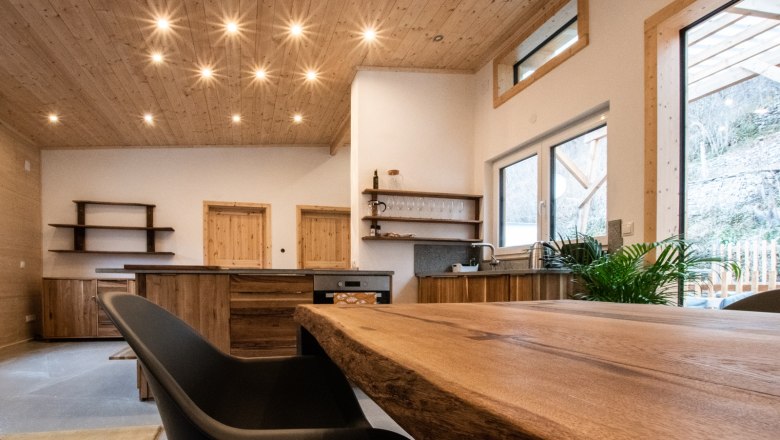 Wohnbereich, © Silbersberg Cottage Moderner Wohnbereich mit Holzmöbeln und großen Fenstern.