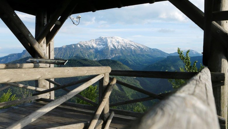 Aussichtsturm am Hochbärneck, © weinfranz.at Holzaussichtsturm mit Blick auf schneebedeckten Berg und bewaldete Hügel.
