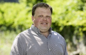 Georg Edlinger im Weingarten, © Monika Loeff Georg Edlinger im Weingarten, © Monika Loeff