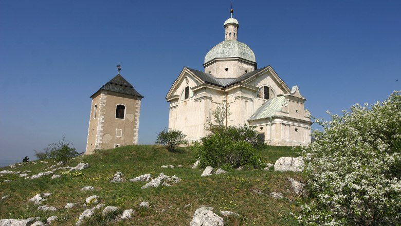 Heiliger Berg, © Turistické informacní centrum Mikulov Kapelle auf einem Hügel mit blauem Himmel im Hintergrund.