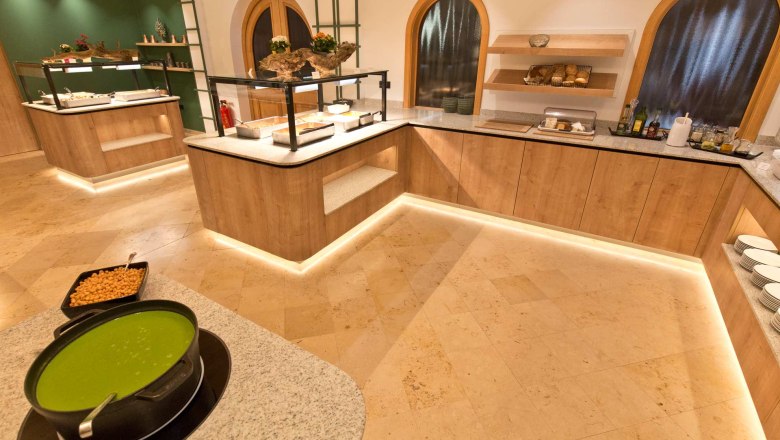 Flack Wirt - Buffetbereich, © Daniel Fischer Moderner Buffetbereich mit Holzverkleidung und beleuchteten Theken.