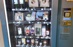 Biohof Perger Bruck/Leitha, Automat, © Biohof Perger Ein Verkaufsautomat mit Bio-Produkten wie Eiern, Kartoffeln und Getränken vom Biohof Perger.