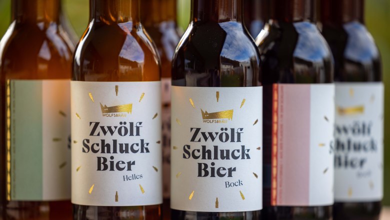 Zwölf Schluck Bier, © Stefan Wallner Naheaufnahme von Bierflaschen mit Etikett mit der Aufschrift "Zwölf Schluck Bier".