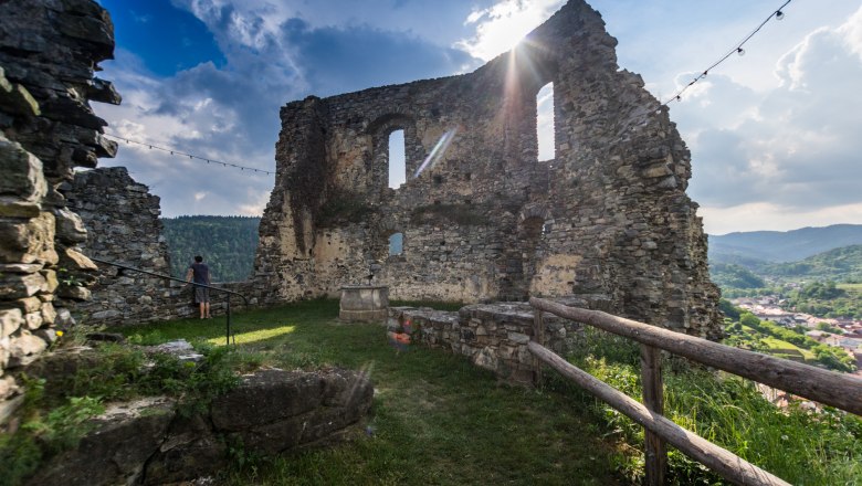 Burgruine Senftenberg 4, © Verein zur Erhaltung der Burgruine Senftenberg Ruine der Burg Senftenberg mit Sonnenstrahlen und Landschaft im Hintergrund.
