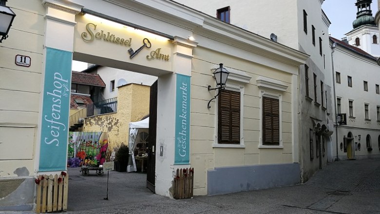Schlüsselamt, © Roman Zöchlinger Eingang zum Schlüsselamt mit Schildern für Seifenshop und Geschenkemarkt.
