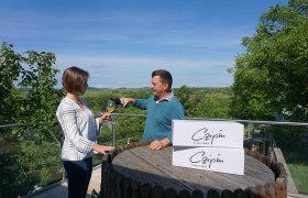 Weingenuss auf der Terrasse, © Familie Czipin Weingenuss auf der Terrasse, © Familie Czipin
