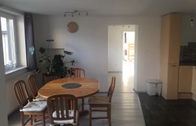 Küche & Esszimmer, Ferienwohnung Brandstetter Kathi, Frauenhofen, © Brandstatter-Mszyca Kathi Wohnzimmer mit Esstisch und 6 Stühlen