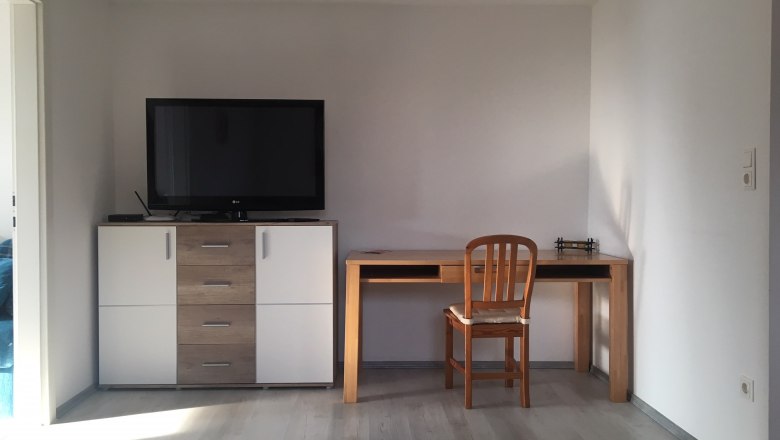 Wohnzimmer, Ferienwohnung Brandstetter Kathi, Frauenhofen, © Brandstatter-Mszyca Kathi Wohnzimmer mit TV und Schreibtisch