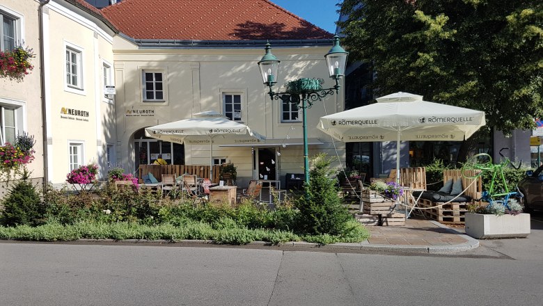 TD Sea You aussen 3, © Markus Gruebler Café von außen, gelbe Fassade 2 Sonnenschirme