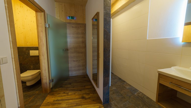 Heubodenapartment, © Maria Harrauer Modernes Badezimmer mit Holzelementen und Glasdetails.