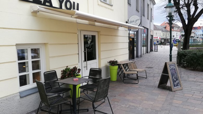 TD Sea You aussen 2, © Markus Gruebler Gastgarten Tisch mit Stühlen