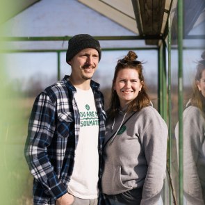 Michael und Verena Kietreiber, Grünzeug vom Feld, © Niederösterreich Werbung/Mara Hohla Porträtfoto Michael und Verena Kietreiber am Feld ihrer Marktgärtnerei