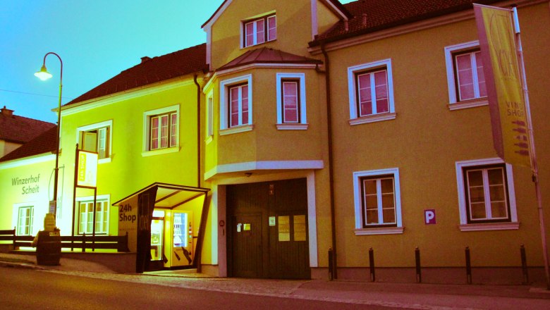 Winzerhof Scheit, © Winzerhof Scheit Gelbes Gebäude mit der Aufschrift 'Winzerhof Scheit' und einem 24-Stunden-Shop.