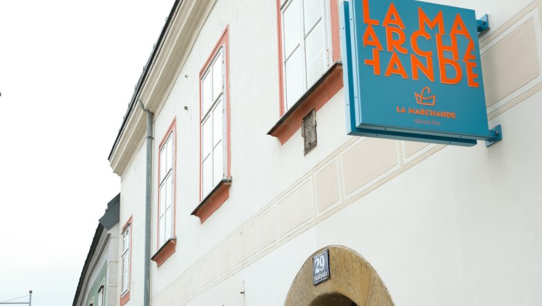 Markenlogo und unser Versprechen: Hochwertige Produkte, persönliche Beratung und ein Stück Savoir-vivre auch für Ihre Feier oder Terrasse., © La Marchande @Lily Markenlogo und unser Versprechen: Hochwertige Produkte, persönliche Beratung und ein Stück Savoir-vivre auch für Ihre Feier oder Terrasse., © La Marchande @Lily