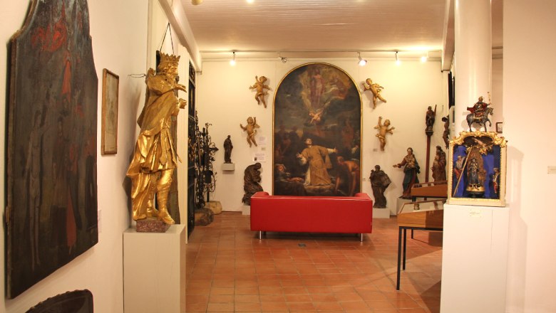 Belvedereschlössl/Bezirksmuseum Stockerau, © Stadtgemeinde Stockerau Innenansicht des Belvedereschlössls mit Kunstwerken und Skulpturen.