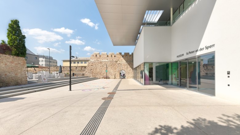Museum St. Peter an der Sperr, © Wiener Alpen/Christoph Schubert Modernes Gebäude des Museums St. Peter an der Sperr mit Glasfassade und historischem Mauerwerk im Hintergrund.
