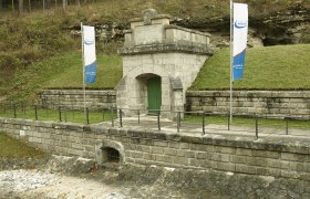 Wasserleitungsmuseum Kaiserbrunn, © Wiener Alpen, Foto: Bene Croy Eingang des Wasserleitungsmuseums Kaiserbrunn mit zwei Fahnen.