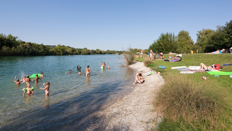 Ratzersdorfer See, © Werner Jäger Menschen schwimmen und entspannen am Ratzersdorfer See an einem sonnigen Tag.