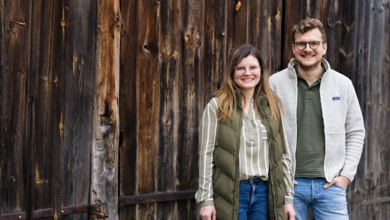 Viktoria kümmert sich um den Wein-, Maximilian um den Obstbau, © Niederösterreich Werbung/Mara Hohla Porträtfoto Viktoria und Maximilian Preiß,