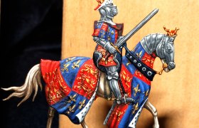 Zinnfigurenwelt Katzesldorf, © Zinnfigurenwelt Katzelsdorf, Foto: Franz Rieder Zinnfigur eines Ritters in Rüstung auf einem Pferd mit buntem Wappenrock.