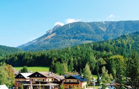 Ötschercamping, © Digruber Blick auf ein Campinggelände mit Gebäuden vor einem bewaldeten Bergmassiv.